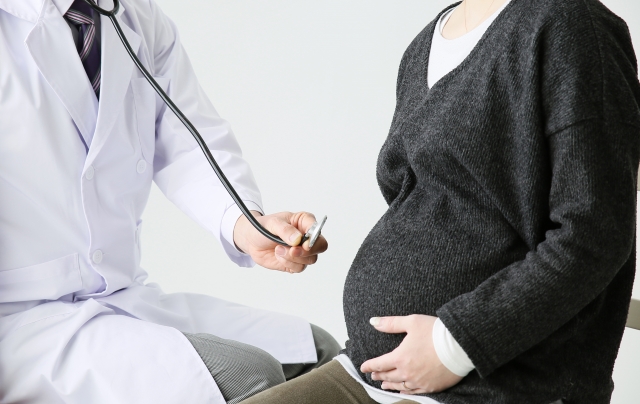 産婦人科医の検診を受ける妊婦
